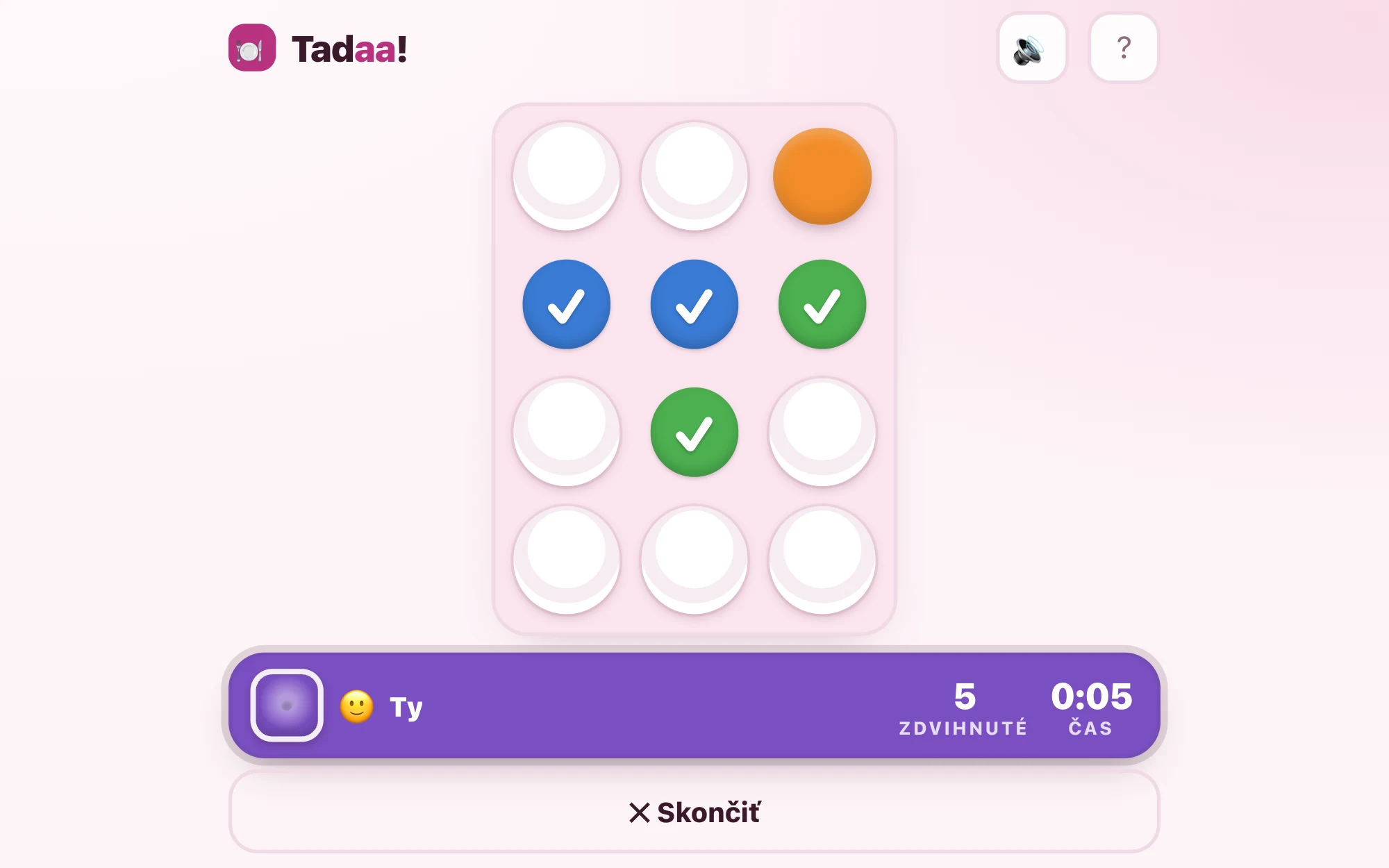 Stôl s bielymi taniermi, pod jedným nadvihnutým sa ukázal farebný kruh a pár kruhov je už zaškrtnutých, lebo na nich sedí vankúšik.